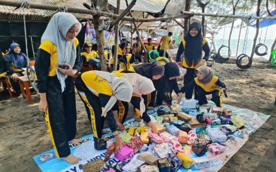 Siswa SMK Muhammadiyah Ulujam Melaksanakan Aksi Bersih Pantai dalam Rangka Projek P5 Bertema Gaya Hidup Berkelanjutan